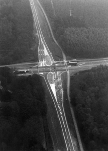847314 Luchtfoto van de kruising ('Quatre Bras') van de S09 (Doornseweg, onderdeel van de secundaire provinciale weg ...